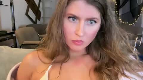 yumiandwolf online show from October 5, 6:18 am