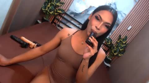 yvonnellvs online show from February 9, 4:20 pm