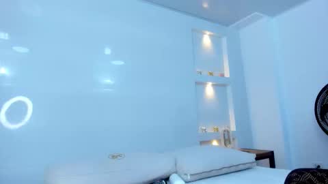 Zenda Evans online show from October 23, 5:02 am