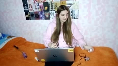 zeniabrossoit online show from April 9, 12:43 pm