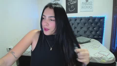 Snapshot of zoe_medina chatting on January 3, 5:06 am   online show from January 3, 5:06 am