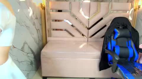 Zoe  online show from September 17, 3:15 am