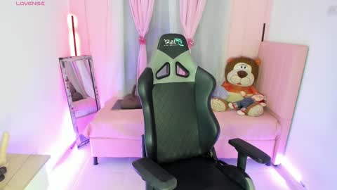 zoe_sullivan_ online show from February 18, 9:43 am