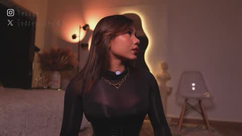 zoevidal_ online show from March 28, 12:15 pm