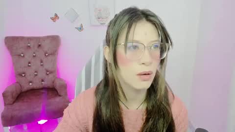 Snapshot of zooeybelair chatting on October 20, 12:41 pm Alicie online show from October 20, 12:41 pm