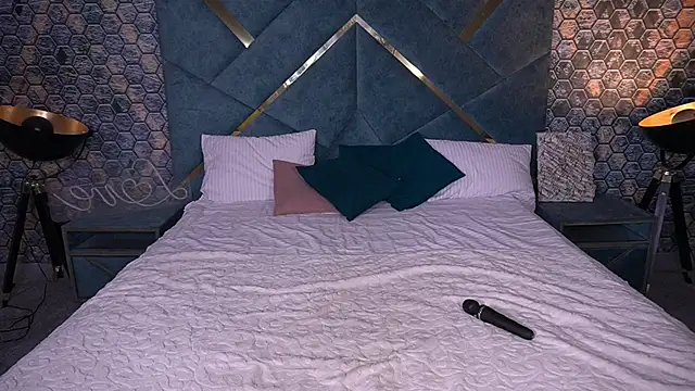 KimberlyWorld online show from November 8, 1:49 pm