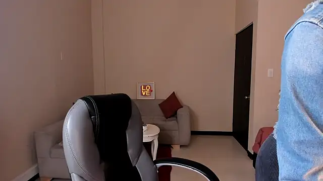 Kristen Garner online show from April 11, 8:34 pm