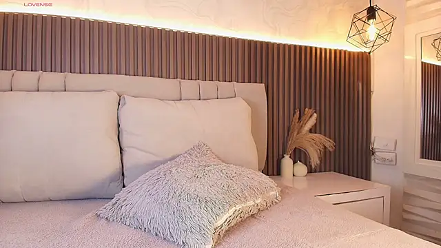 SHANONCLARK online show from December 5, 7:37 pm