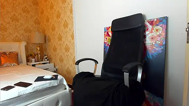 JuliaHunts online show from December 19, 6:05 am