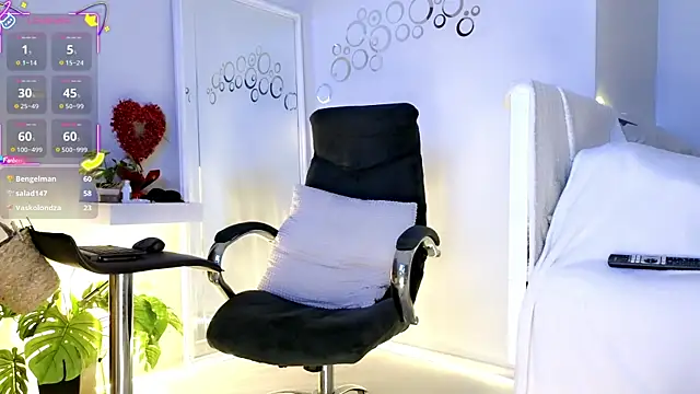 missmiamore online show from November 13, 9:14 pm