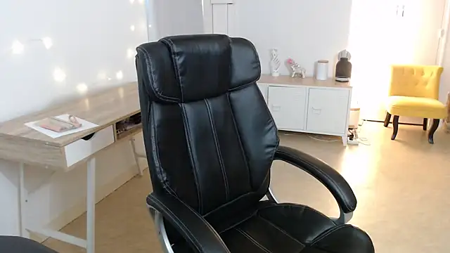 Snapshot of Crystal-dreamt chatting on September 22, 2:59 pm Crystal-dreamt online show from September 22, 2:59 pm