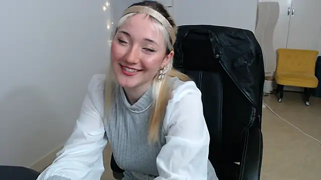 Snapshot of Crystal-dreamt chatting on October 15, 8:28 am Crystal-dreamt online show from October 15, 8:28 am