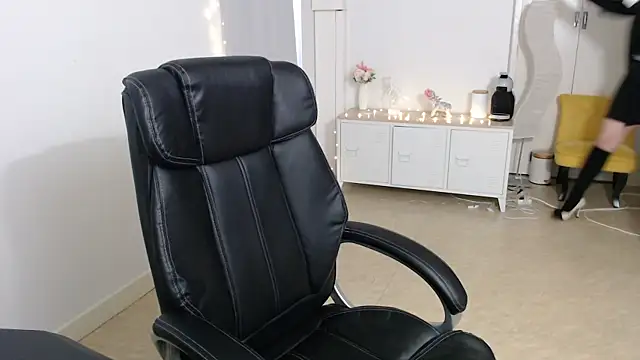 Snapshot of Crystal-dreamt chatting on October 2, 1:38 pm Crystal-dreamt online show from October 2, 1:38 pm