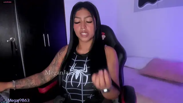 Snapshot of meganjames1 chatting on October 22, 12:32 pm meganjames1 online show from October 22, 12:32 pm
