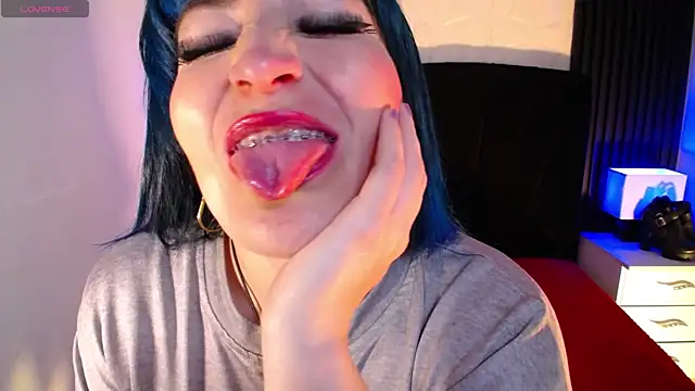 alicia moom online show from April 6, 7:15 pm