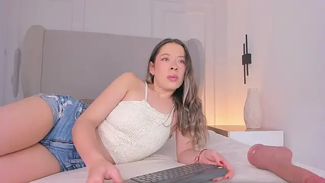 chloe d online show from November 3, 2:10 pm