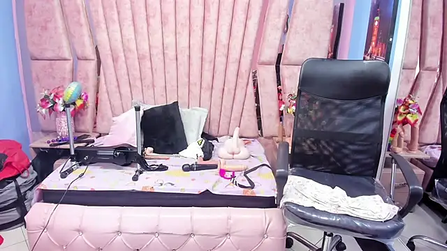 HornySkinny26 online show from March 21, 7:35 am