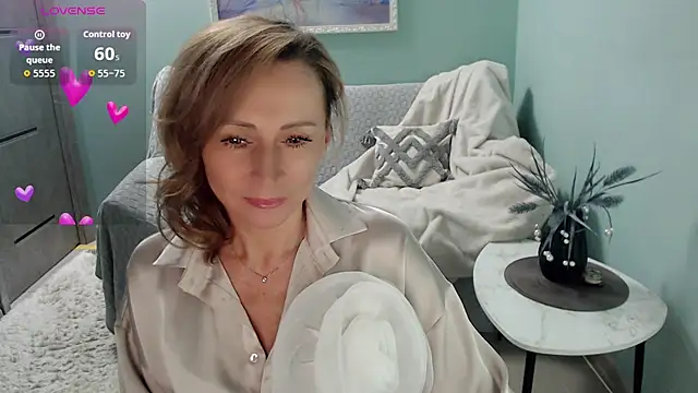 Snapshot of HornyMilf_777 chatting on October 20, 6:38 am HornyMilf 777 online show from October 20, 6:38 am