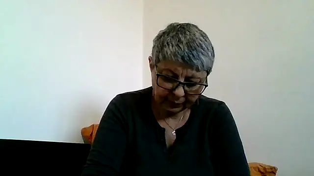 roseblak42 online show from March 1, 3:34 pm