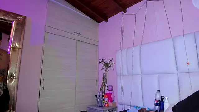 kiana cream online show from September 25, 12:37 pm