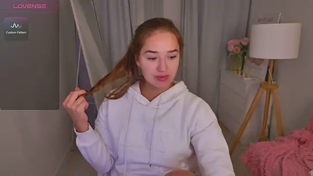 LovelyJessie online show from April 20, 1:47 pm