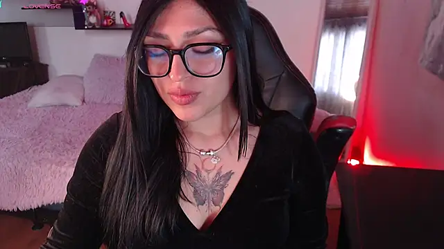 MissDennise online show from September 25, 7:45 pm