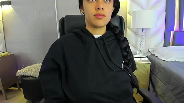 ChloeHarper  online show from December 22, 11:35 am