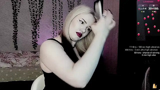 strawberry elfcat online show from April 24, 2:14 am