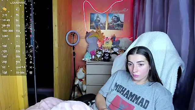 Fiery Brunette  online show from March 4, 4:52 am