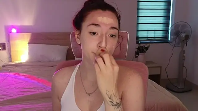 YasmineWest online show from April 26, 12:30 am