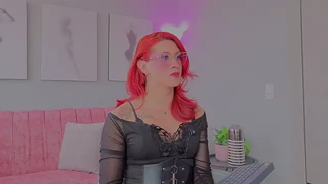 Juliana Saenzz online show from November 14, 3:45 pm