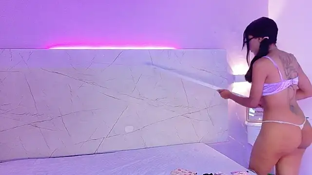 AbrilBrent online show from November 18, 7:48 pm