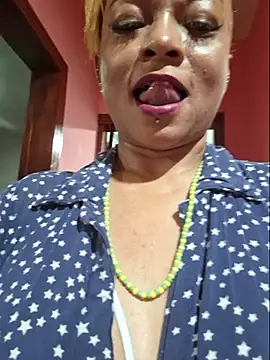 gatadeojosclaros online show from October 28, 3:45 am