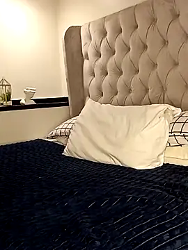 NiftyNora online show from December 5, 4:12 am