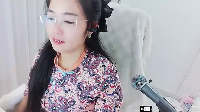 Floor oo online show from October 12, 2:30 pm