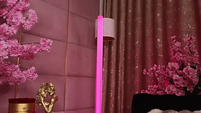 Elliblue online show from November 19, 8:20 pm