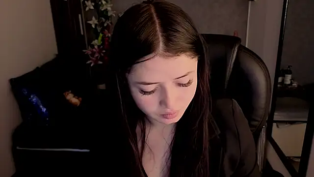 almma shy online show from October 28, 1:39 pm