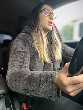 Snapshot of HotXMom chatting on October 6, 5:46 am HotXMom online show from October 6, 5:46 am