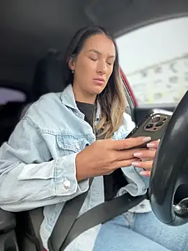 Snapshot of HotXMom chatting on September 17, 6:11 am HotXMom online show from September 17, 6:11 am