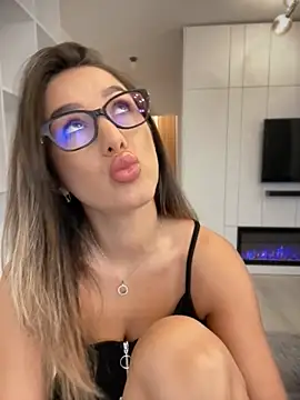 Snapshot of HotXMom chatting on September 25, 5:50 am HotXMom online show from September 25, 5:50 am