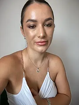 Snapshot of HotXMom chatting on September 28, 6:20 am HotXMom online show from September 28, 6:20 am