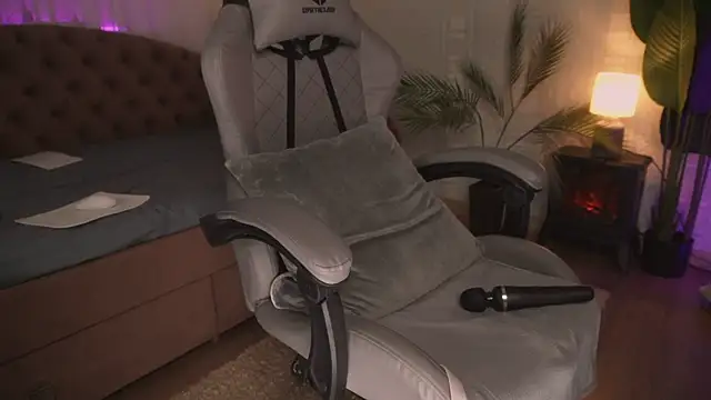 Milana Sapphire online show from April 5, 8:24 am