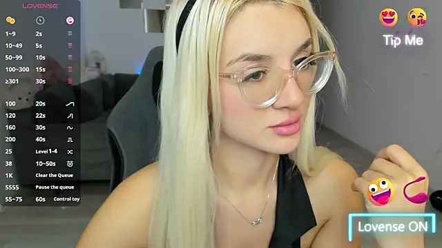 Snapshot of LovelyBianca chatting on October 18, 8:54 pm LovelyBianca online show from October 18, 8:54 pm