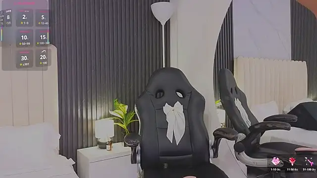 Madiee Rhea online show from April 13, 7:47 pm