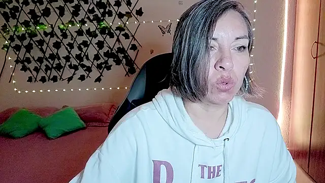 Lady breaks hearts online show from November 14, 10:48 am