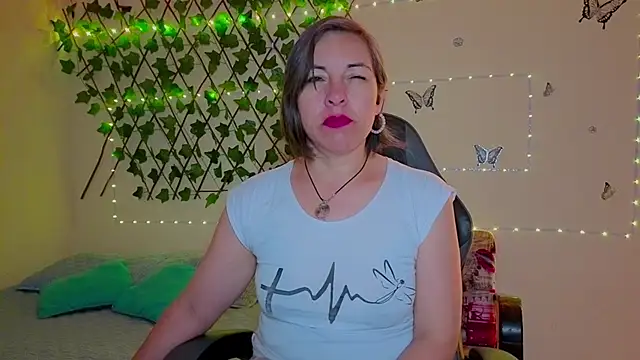 Lady breaks hearts online show from October 15, 10:40 am