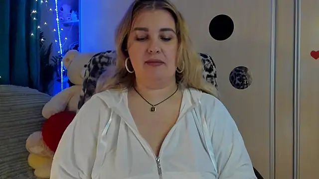 CoraSwon online show from March 14, 6:42 pm