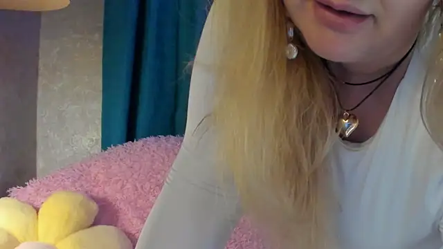 CoraSwon online show from October 12, 7:49 pm