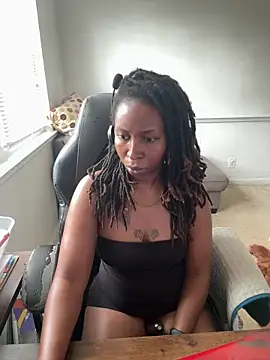 LeyaHoneybuns online show from May 27, 4:04 pm