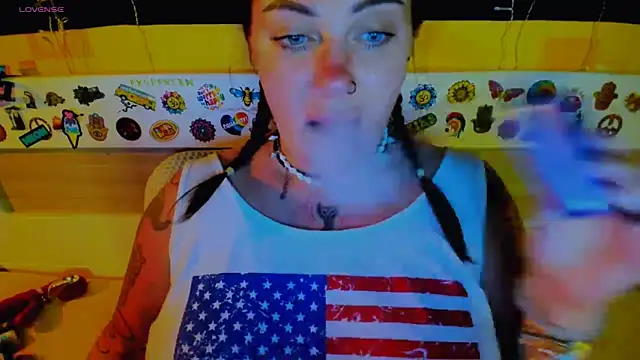 EllieOz online show from October 5, 6:35 pm